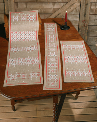 Kirjontasetti Päärmeet pellavalle 28 x 77 cm