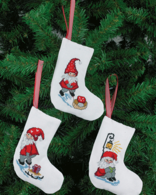 Kirjontapaketti Tonttu lyhdyn alla 12 x 14 cm