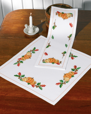 Kirjontapaketti Kurpitsa ja tammenterhot 56 x 56 cm