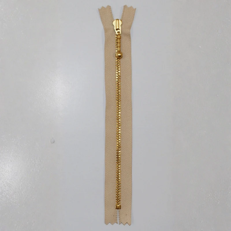 YKK Kiinteä Vetoketju, Messinki, 4 mm 572 Hiekka