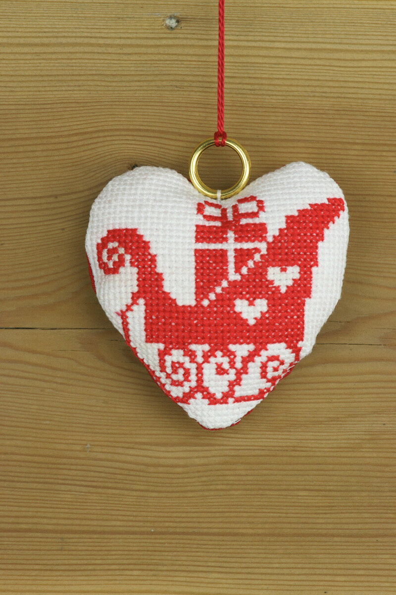 Kirjontapaketti Punainen reki 8 x 8 cm