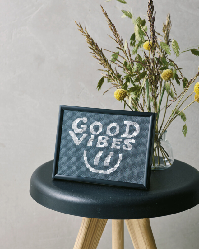 Kirjontasetti Hyvät vibat 18 x 13 cm