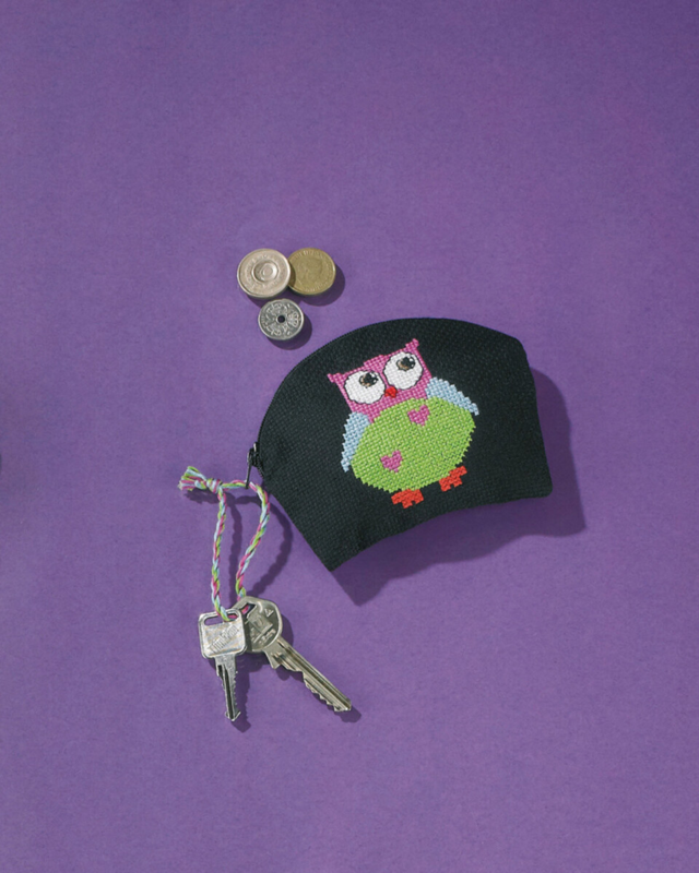 Kirjontasarja Pöllö mustalla kukkarolla 13 x 10 cm