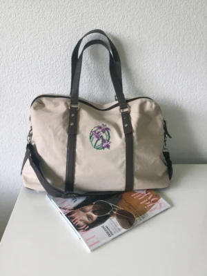 Kirjontapaketti Kukkia violetti 7 x 9 cm