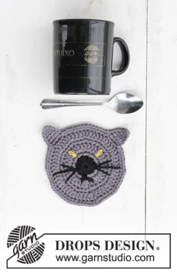 Extra 0-1388 Lucifurr by DROPS Design — kissanmuotoinen pöytätabletti — 1