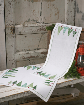 Kirjontapaketti Joulukuuset rivissä 56 x 56 cm